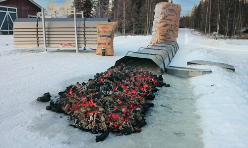 glödande kol under tjältiningsplåt