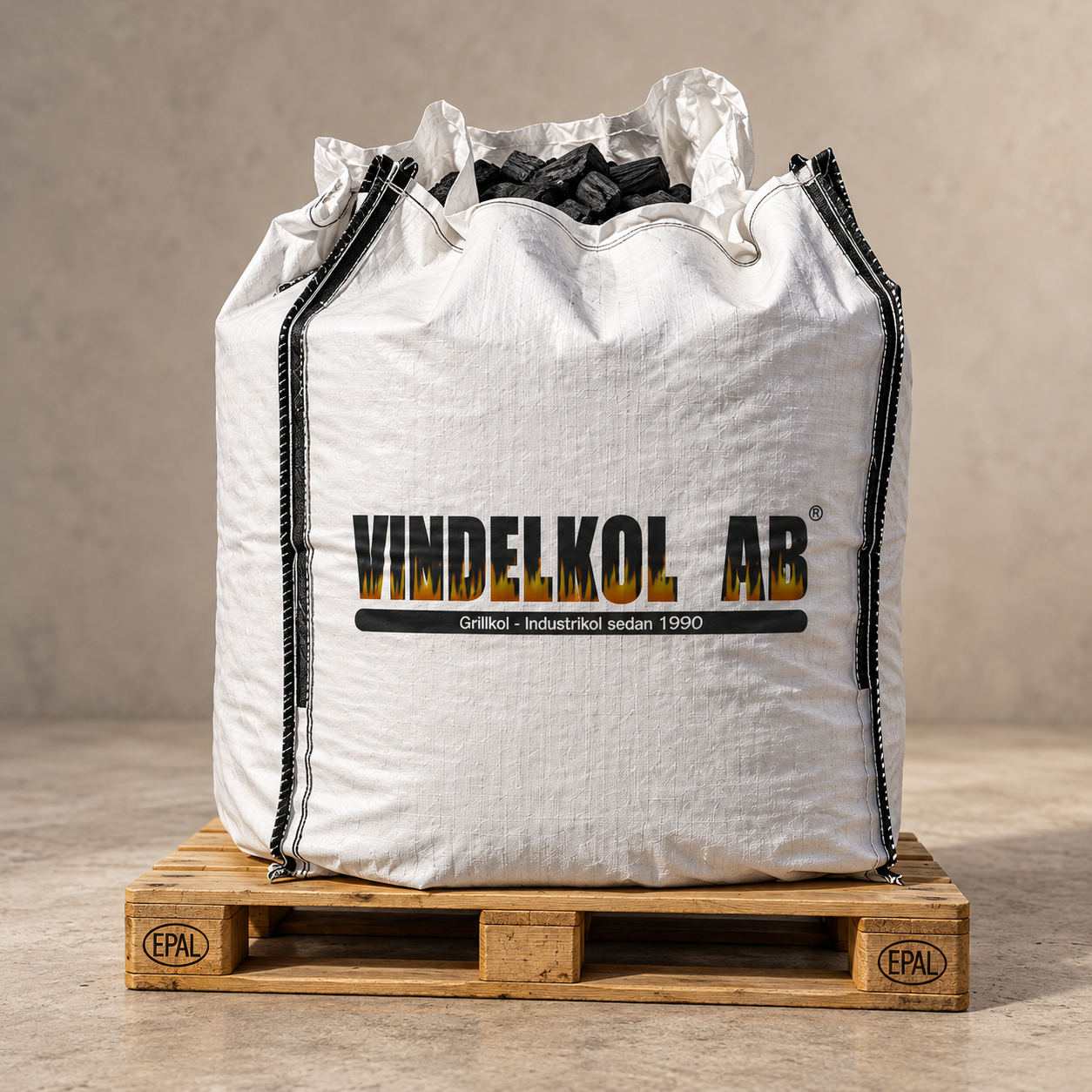 Vindelkol biokol i stor vit storsäck på varm ljus betongbakgrund