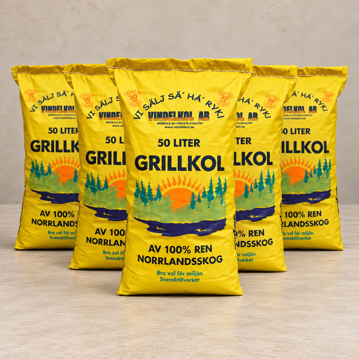 Fem gula säckar Vindelkol Grillkol 50 liter, en längst fram och fyra bakom